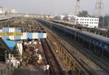 દારૂની હેરાફેરી ટ્રેન મારફતે કરવામાં આવી રહી હતી અને તે પણ સુવ્યવસ્થિત રીતે.