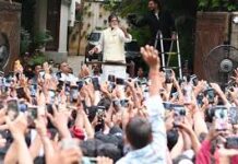 અમિતાભ બચ્ચનના જલસા બહાર ફરી એકવાર ચાહકો ભેગા થયા, બિગ બી ભાવુક થઈ ગયા