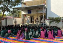 ધારી પોલીસ સ્ટાફે માનવતા મહેકાવી : ખિસરીમાં વિદ્યાર્થિનીને સ્કૂલ ડ્રેસ આપ્યો