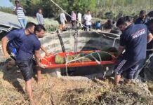 કુંકાવાવ-દેરડી રોડ પર કુવામાં પડેલી સ્ત્રીનો મૃતદેહ બહાર કાઢતી અમરેલી ફાયર ટીમ