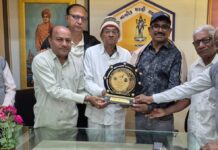 બગસરાનાં કવિ સ્નેહી પરમાર પીએચડી થતા તેમનો સન્માન સમારોહ યોજાયો