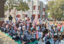 સાવરકુંડલાની અભરામપરા પ્રાથમિક શાળામાં બાળકોને ટિફિન અને પાણીની બોટલનું વિતરણ