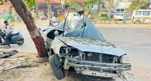 અમદાવાદમાં ઝાડ સાથે ધડાકાભેર અથડાઈ કાર, ગાંધીનગરના યુવકનું મોત