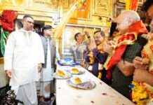 એક્સાઇઝ કેસમાં નિર્દોષ જાહેર થયા બાદ કેજરીવાલ અને સિસોદિયાએ હનુમાન મંદિરમાં પૂજા કરી