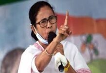 મમતા બેનર્જીએ વડા પ્રધાન પર બંગાળના મહાન વ્યકિતત્વો પ્રત્યે આક્રમક રીતે તેમની સાંસ્કૃતિક અસંવેદનશીલતા દર્શાવવાનો આરોપ લગાવ્યો