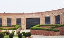 ફેકલ્ટી સભ્યોએ મોરચો ખોલ્યો છે, પ્રોફેસર ક્રિસ્તુ દાસે ભૂખ હડતાળ શરૂ કરી છે