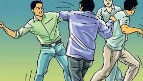 ‘તારા પૈસા અમે ન આપીએ તો શું કરી લઇશ’ કહી યુવકને લાદીના ટુકડા માર્યા