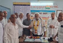 લાઠી તાલુકા પેન્શનર સમાજની કારોબારી બેઠકમાં એડવોકેટ આર.સી. દવેનું સન્માન કરાયું