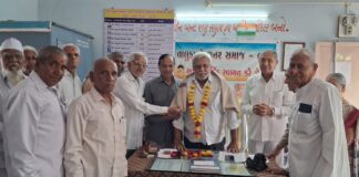 લાઠી તાલુકા પેન્શનર સમાજની કારોબારી બેઠકમાં એડવોકેટ આર.સી. દવેનું સન્માન કરાયું