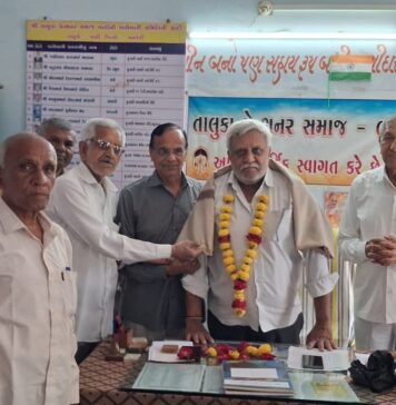 લાઠી તાલુકા પેન્શનર સમાજની કારોબારી બેઠકમાં એડવોકેટ આર.સી. દવેનું સન્માન કરાયું