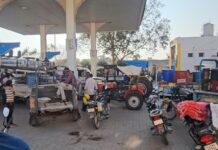 પેટ્રોલ-ડિઝલની તંગીની અફવાને લઈ અમરેલી જિલ્લાના પેટ્રોલપંપ પર કતારો