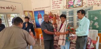 સા.કુંડલાના ધજડી પ્રા.શાળાની મુલાકાત લેતા ‘ખજૂર’ભાઈ