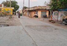 અમરેલીના હનુમાનપરાનો રોડ ખોદી નાખ્યા બાદ બનાવવામાં ન આવતા લોકરોષ