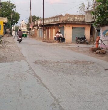 અમરેલીના હનુમાનપરાનો રોડ ખોદી નાખ્યા બાદ બનાવવામાં ન આવતા લોકરોષ