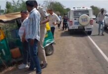 વડિયા નજીક અકસ્માત થતા રીક્ષામાંથી દેશી દારૂના પોટલા ઉડ્યા