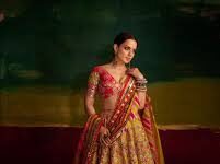 અભિનેત્રી કંગના રનૌતના ગળામાં મંગળસૂત્ર અને લીલી બંગડીઓ પહેરી હતી