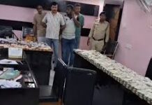 બંગાળમાં એક બંધ શાળાનો ઓરડો નોટોથી ભરાઈ ગયો, જેનાથી પોલીસ પણ દંગ રહી ગઈ