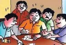 લાઠીના કાંચરડી ગામે સ્ટ્રીટ લાઈટના અજવાળે પત્તા ટીચતાં ૫ ઝડપાયા