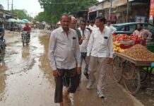 લીલીયાના નાવલી બજારમાં રસ્તા અને ગટરના પ્રશ્ને કોંગ્રેસે તંત્ર સમક્ષ રજૂઆત કરી