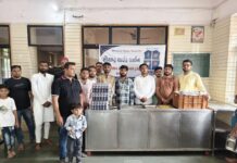 અમરેલીમાં ઈદ નિમિત્તે બહેરા-મૂંગા શાળાના બાળકોમાં નાસ્તા-સ્ટેશનરીનું વિતરણ કરાયું