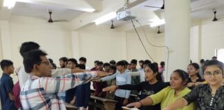 કે. કે. પારેખ કાલેજ ખાતે પીએમ નરેન્દ્ર મોદી સાથે સંવાદ કાર્યક્રમ યોજાયો