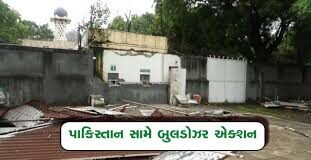 પાકિસ્તાન હાઈ કમિશનની આસપાસનો સુરક્ષા ઘેરો સાફ કરવામાં આવ્યો છે, અને ભારતે બુલડોઝરનો ઉપયોગ કર્યો છે