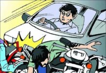 સાવરકુંડલામાં જાહેરમાં ગાળો બોલવાની ના પાડતાં કાર ચલાવી મોટરસાયકલને ટક્કર મારી
