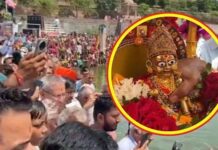 બોટાદના ગઢડામાં ૨૨૨ વર્ષ જૂની પરંપરા મુજબ જળઝીલણી ઉત્સવની ભવ્ય ઉજવણી. સોનાની પાલખીમાં ઠાકોરજીની જળયાત્રા