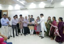 અમરેલીમાં અજમેરા પરિવાર દ્વારા રાજ્યકક્ષાના શ્રેષ્ઠ શિક્ષકનું સન્માન