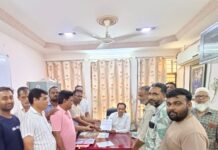 લાઠીની મુખ્ય બજારમાં રખડતા ઢોરના ત્રાસથી વેપારીઓએ આંદોલનની આપી ચીમકી