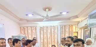 લાઠીની મુખ્ય બજારમાં રખડતા ઢોરના ત્રાસથી વેપારીઓએ આંદોલનની આપી ચીમકી