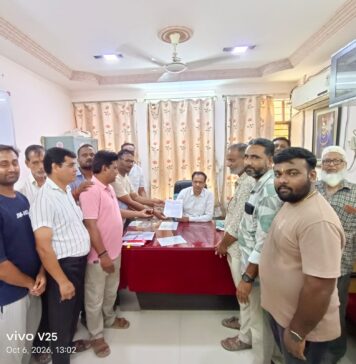 લાઠીની મુખ્ય બજારમાં રખડતા ઢોરના ત્રાસથી વેપારીઓએ આંદોલનની આપી ચીમકી