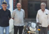 લાઠી પોલીસ દ્વારા એક મોટરસાયકલ અને બે મોબાઈલ ફોન સોંપાયા